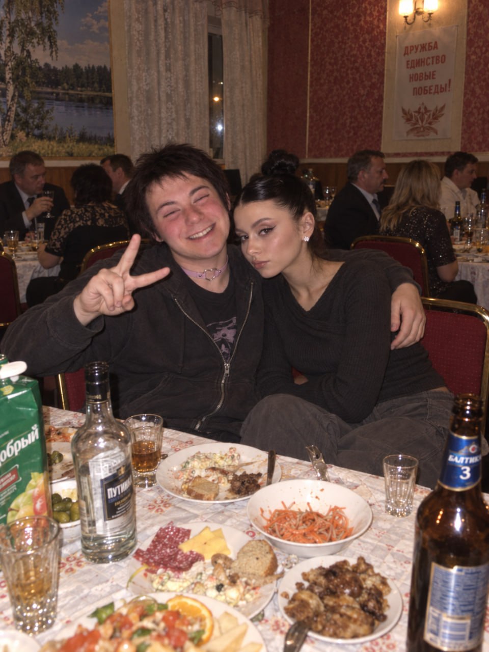 Мы с Дорой за праздничным столом.