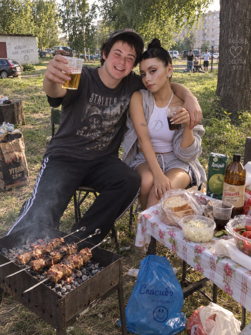 Мы с Дорой на шашлыках во дворе. Обнял её, пока мясо жарится. Вот бы всё лето так.