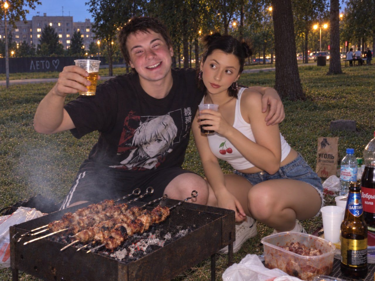 Мы с Дорой у мангала вечером. Я поднял стакан за нас и опять затянул тост.