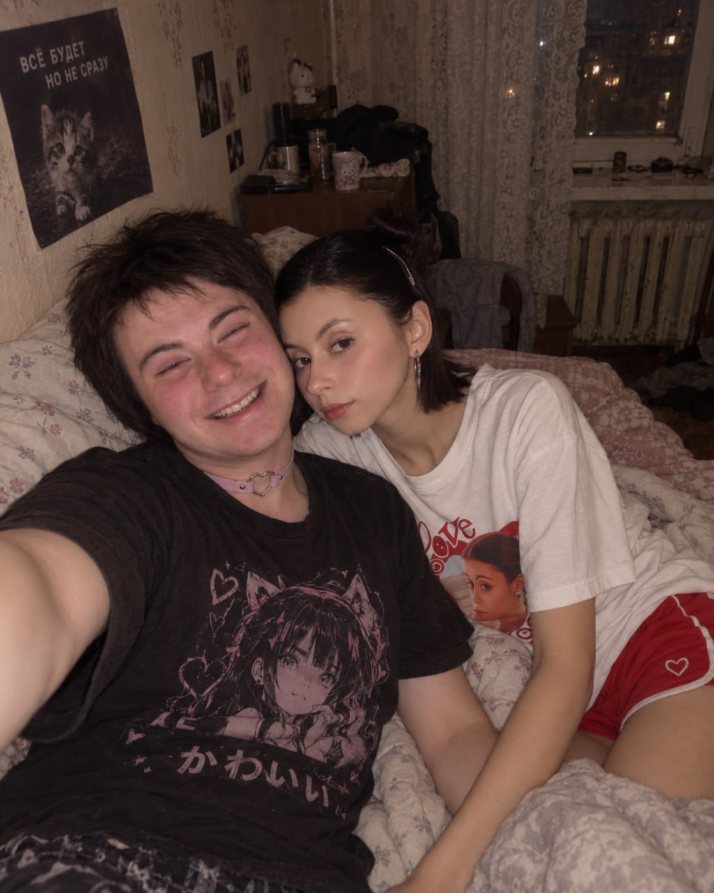 Делаем с Дорой селфи на кровати.