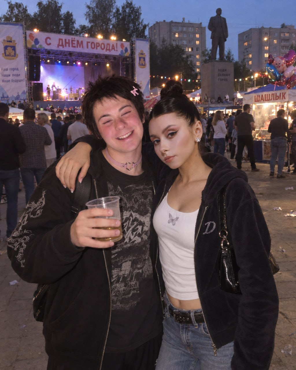 Мы с Дорой на Дне города, у сцены и памятника. Сначала я ворчал, а потом не хотел уходить.