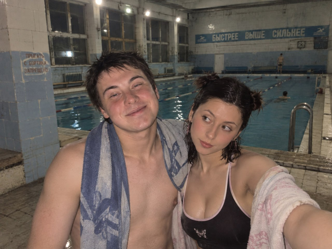 Мы с Дорой после вечернего плавания. Я думал, она зовёт фотографироваться, а пришлось проплыть ещё дорожку.