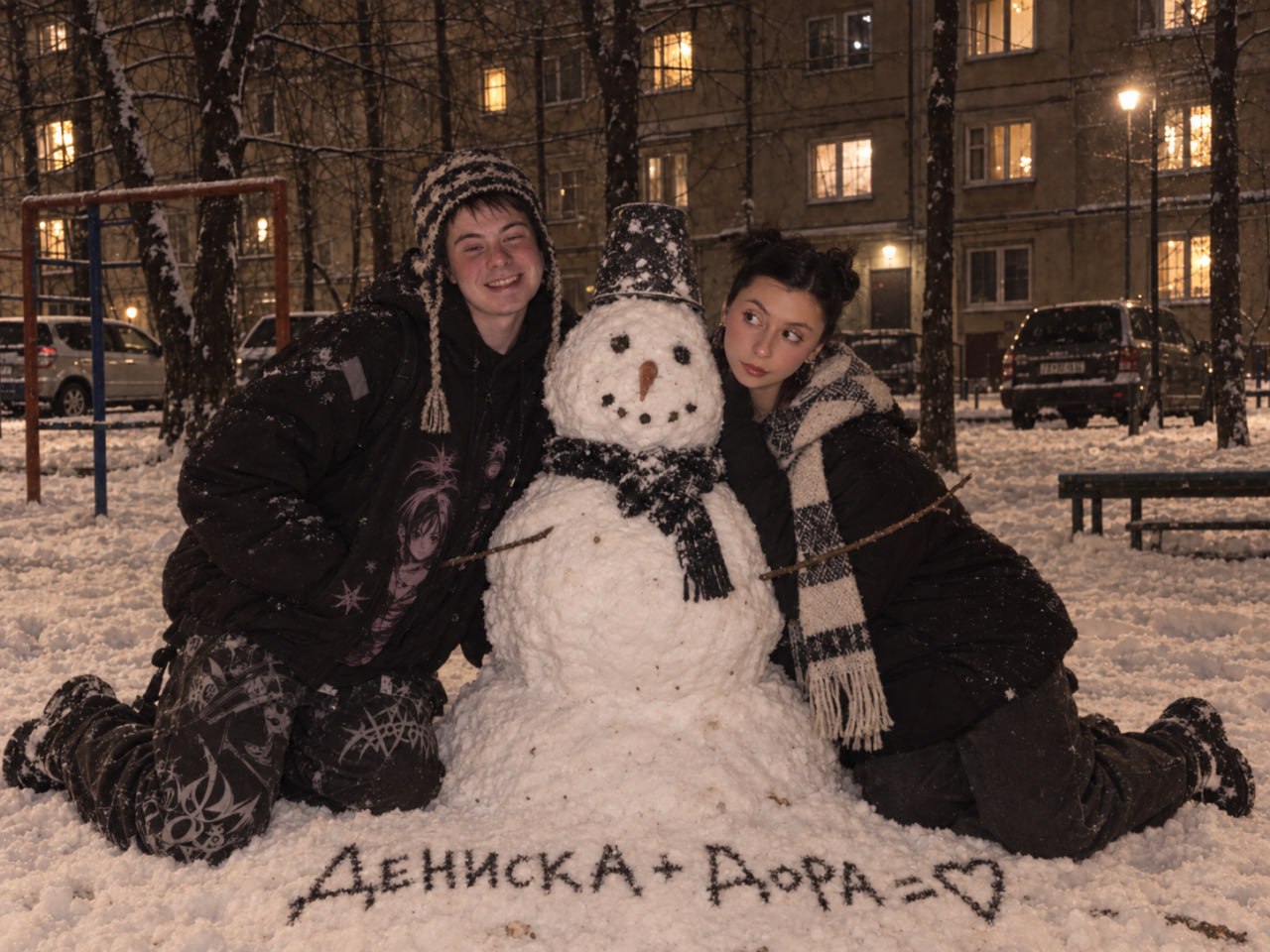 Слепили с Дорой снеговика во дворе.
